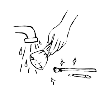 Nettoyez vos pinceaux de maquillage pour éviter de déposer des impuretés sur votre peau et stimuler la production de sébum.