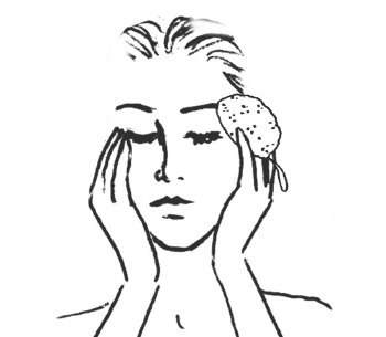 Appliquez l'éponge konjac sur le visage idéale pour favoriser la microcirculation cutanée et tonifier la peau relâchée.