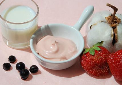 Recette Crème de Lait à la Fraise pour le visage et le corps