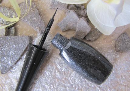 Recette Eye-liner nacré : Noir Brillant