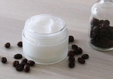 Recette maison Soin visage défatiguant à la Caféine