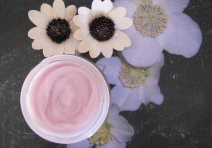 Recette Crème onctueuse visage et corps « Rose de Noël »