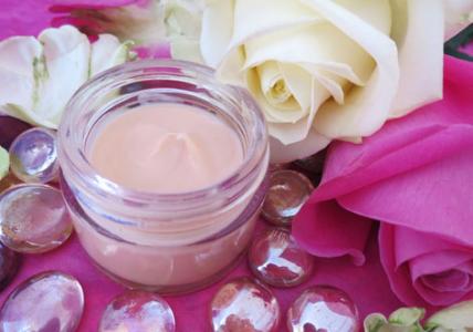 Recette Crème hydratante "jeunesse" aux 3 Roses bienfaisantes