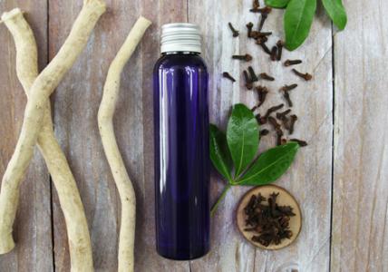 Bain de bouche ayurvédique au Siwak