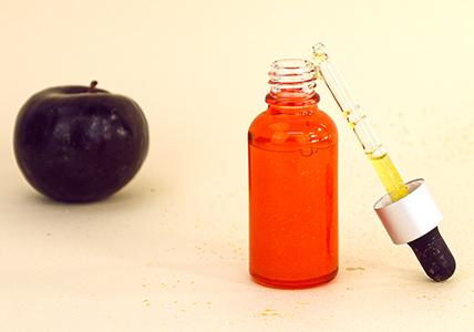 Huile de soin pailletée pour le décolleté