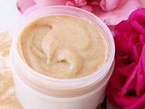 Gommage visage à la Rose