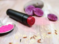 Touche de blush rose végétal