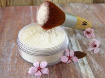 Poudre de teint aux microsphères de silice matifiantes