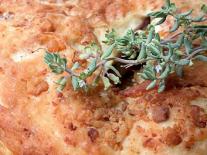 Fougasse aux grattelons et à la Sarriette