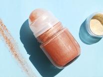 Roll-on pailleté effet bronzant pour le décolleté